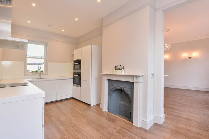 3 Bedroom Flat To Rent In Castle Street, Farnham, GU9