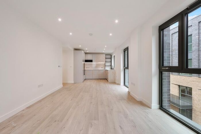 2 Bedroom Apartment To Rent In Hawker House, Woodberry Down, N4