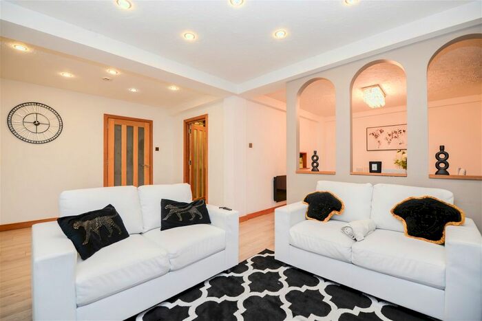 3 Bedroom Flat To Rent In Asturias Way, Ocean Village, Southampton, SO14