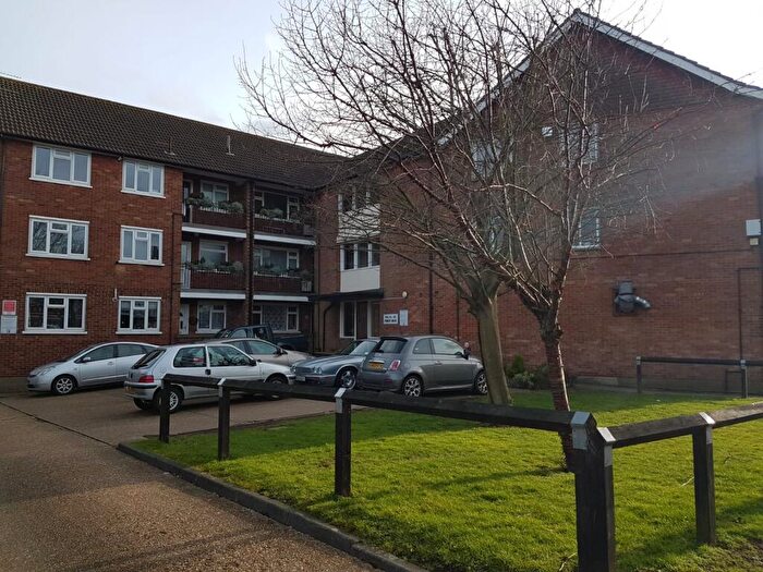 2 Bedroom Flat To Rent In Forest Drive, Theydon Bois, Essex, CM16