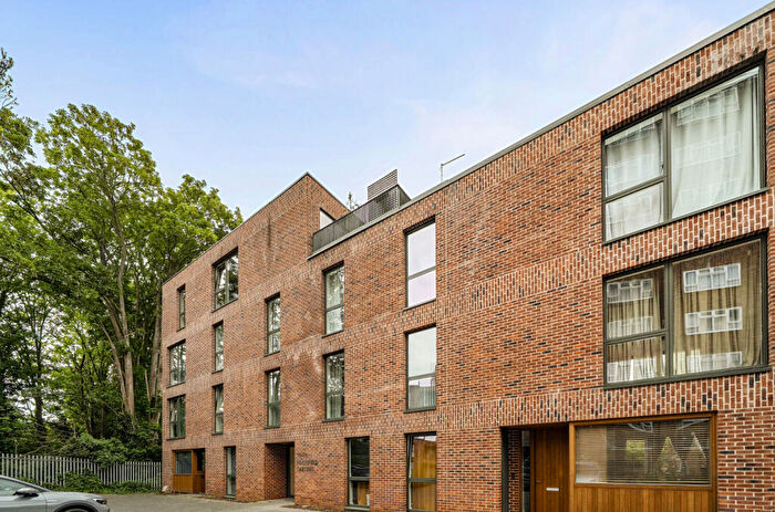2 Bedroom Apartment For Sale In Heathfield Gardens, Croydon, CR0