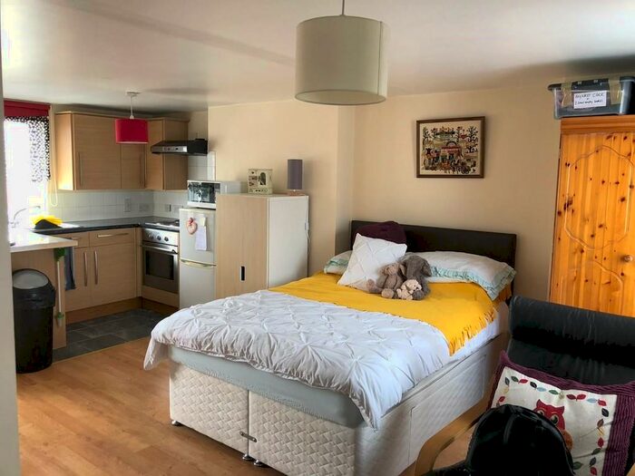 Studio To Rent In Windsor Road, London, N7