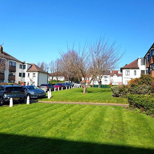 2 Bedroom Flat For Sale In The Lindens Friern Park, North Finchley, N12