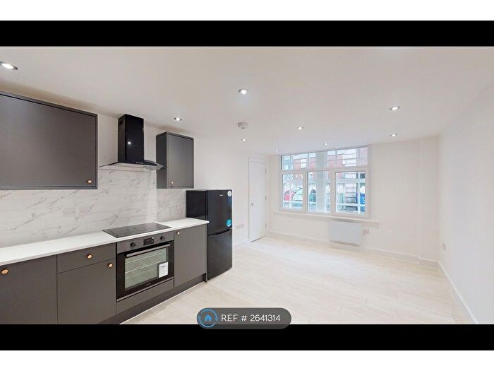 1 Bedroom Flat To Rent In Queen Street, Oldham, OL1