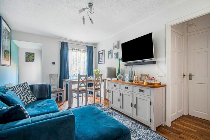 1 Bedroom Flat To Rent In Lightwater, Surrey, GU18