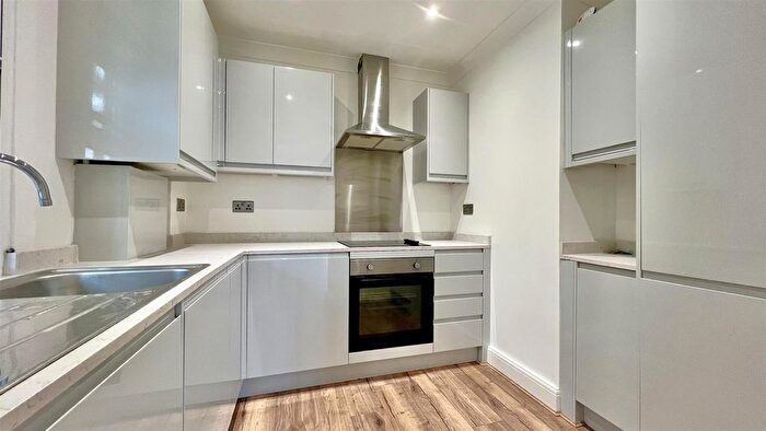 3 Bedroom Flat To Rent In Loretta Wharf, Strand On The Green, W4
