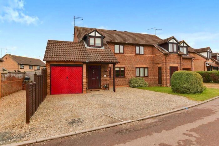 3 Bedroom Semi-Detached House For Sale In Howden Green, Desborough, Kettering, NN14