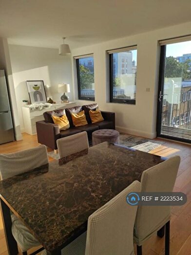 2 Bedroom Flat To Rent In The Broadway, Crawley, RH10