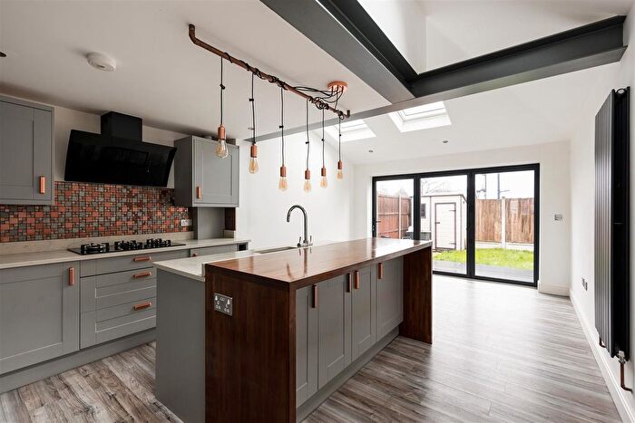 5 Bedroom Terraced House For Sale In New Road, Chingford, E4