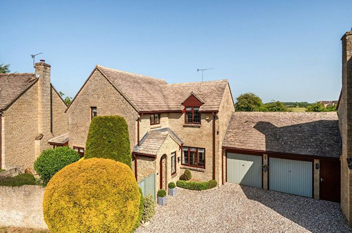 4 Bedroom Link Detached House For Sale In The Spinney, Lechlade, Gloucestershire, GL7