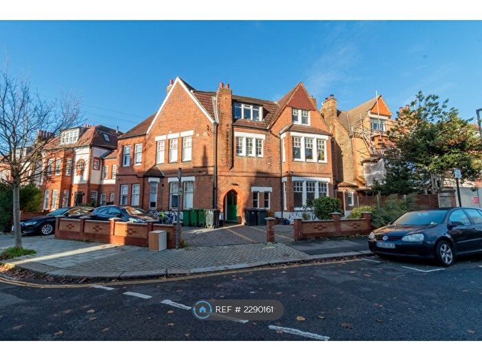 3 Bedroom Flat To Rent In Rydal Road, London, SW16