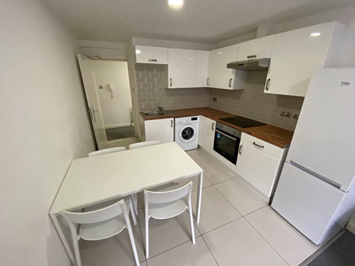 3 Bedroom Flat To Rent In Flat, Samara Plaza, Room, Clarendon Road, LS2