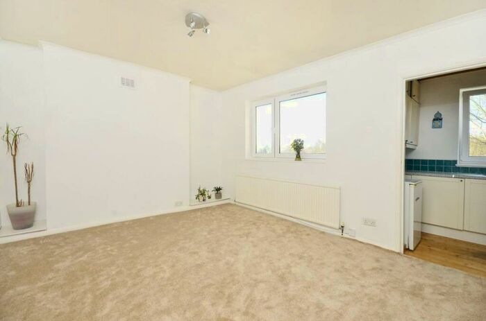 2 Bedroom Flat To Rent In Belvedere Road, Crystal Palace, London, SE19