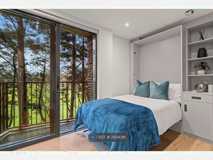 Studio To Rent In Hanger Lane, London, W5