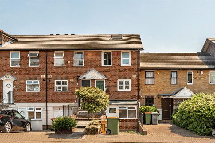 2 Bedroom Flat To Rent In Damask Crescent, London, E16