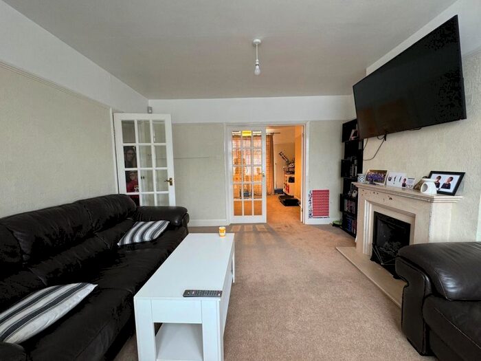 4 Bedroom Semi-Detached House To Rent In Grosvenor Road, Borehamwood, WD6