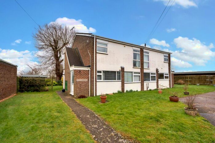 2 Bedroom Maisonette To Rent In Ivy Close, Maidenhead, SL6