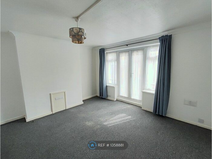 3 Bedroom Maisonette To Rent In Sonia Court, Hounslow, TW5