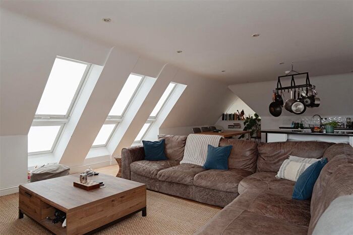 2 Bedroom Flat For Sale In Coulsdon Road, Caterham, CR3