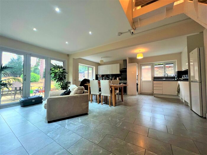 3 Bedroom Detached House To Rent In Shaftesbury Road, Woking GU22