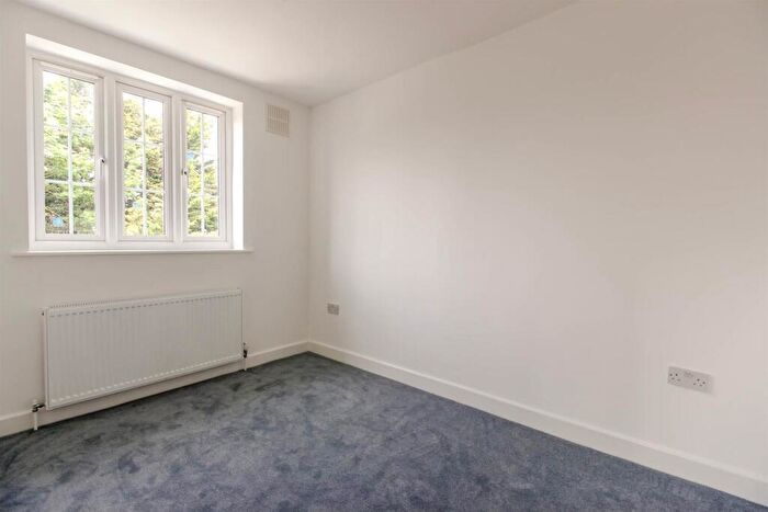 2 Bedroom End Of Terrace House To Rent In Manor Farm Drive, Chingford, E4