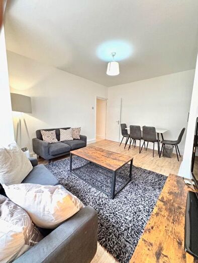 3 Bedroom Flat To Rent In Mackenzie Close, London, W12