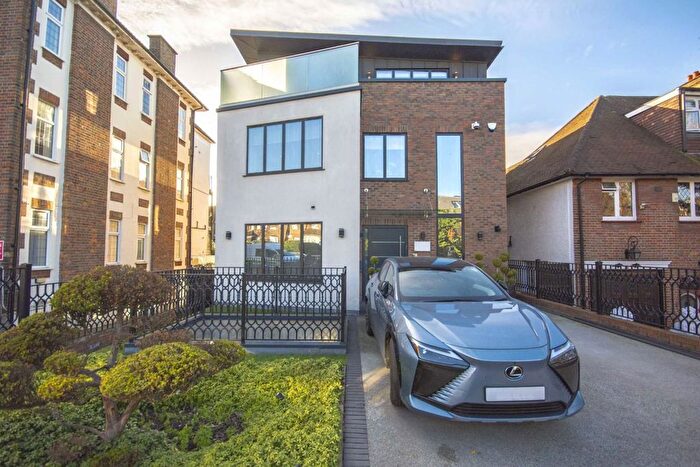 3 Bedroom Flat To Rent In Wykeham Road, London, NW4