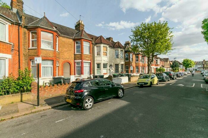 4 Bedroom Flat To Rent In Woodside Road, Bounds Green / Wood Green, N22