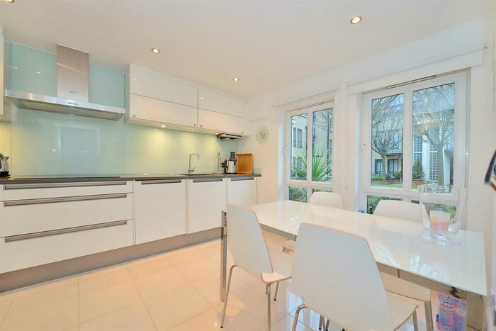 4 Bedroom Town House To Rent In Brightlingsea Place, Limehouse, London, E14
