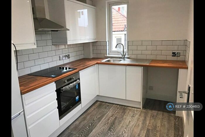 2 Bedroom Flat To Rent In Mote Hill Road, Paisley, PA3