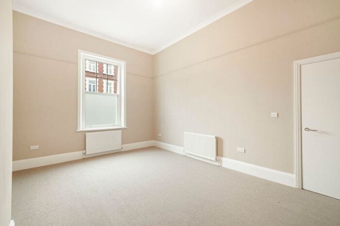 3 Bedroom Flat To Rent In Salusbury Road, London, NW6