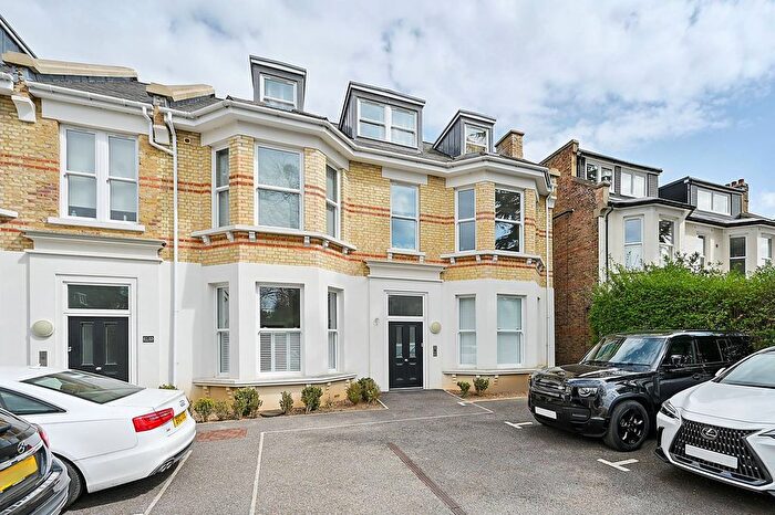 3 Bedroom Flat For Sale In The Avenue, Surbiton, KT5