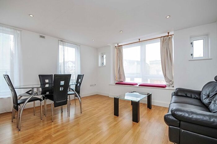 1 Bedroom Flat For Sale In Cowleaze Road, Kingston Upon Thames, Surrey, KT2