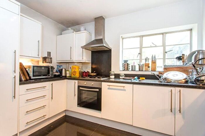 3 Bedroom Apartment To Rent In Brookland Rise, London, NW11
