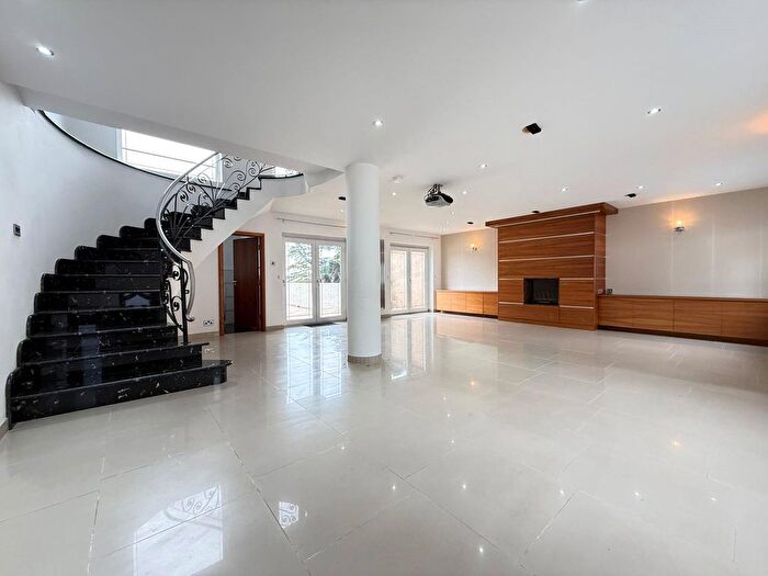 6 Bedroom Detached House To Rent In College Road, Hoddesdon, Hertfordshire, EN11