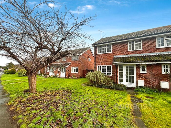 4 Bedroom Semi Detached House For Sale In Blackamoor Lane, Maidenhead, Berkshire, SL6