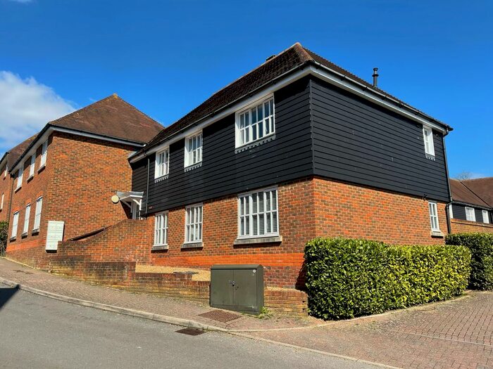 2 Bedroom Flat To Rent In Weavers Mead, Haywards Heath, RH16