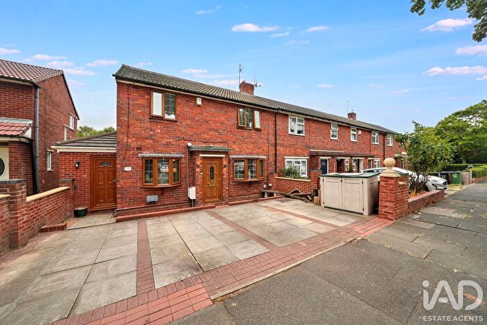 3 Bedroom End Terrace House For Sale In Brackendale Drive, Walsall, WS5