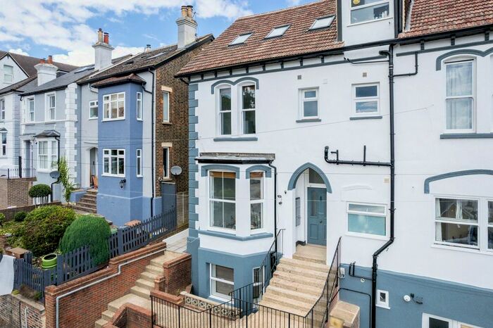 1 Bedroom Flat To Rent In Grovehill Road, Redhill, RH1