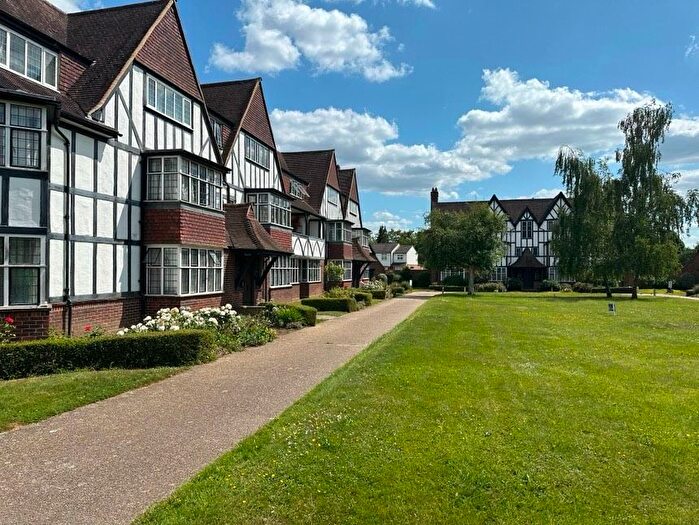 3 Bedroom Flat To Rent In Flat, Oxford Court, Queens Drive, London, W3