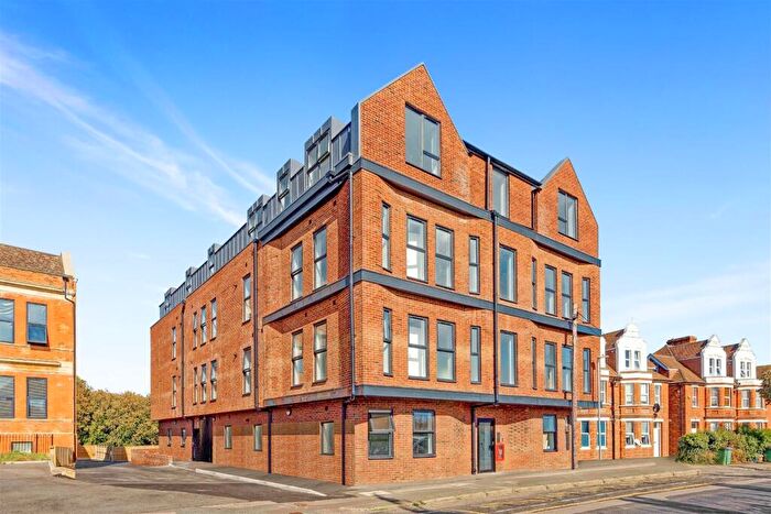2 Bedroom Flat To Rent In Radnor Park Avenue, Folkestone, CT19