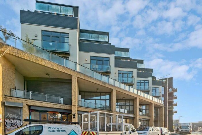 2 Bedroom Flat To Rent In Andrews Road, London, E8