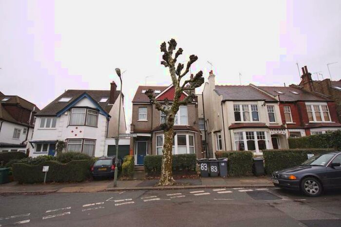 Flat To Rent In Dollis Park Finchley, London, N3