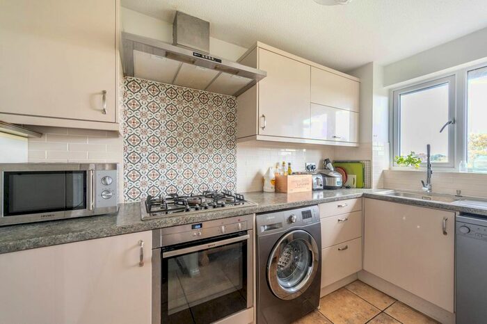 2 Bedroom Flat To Rent In Cornmow Drive, Dollis Hill, London, NW10