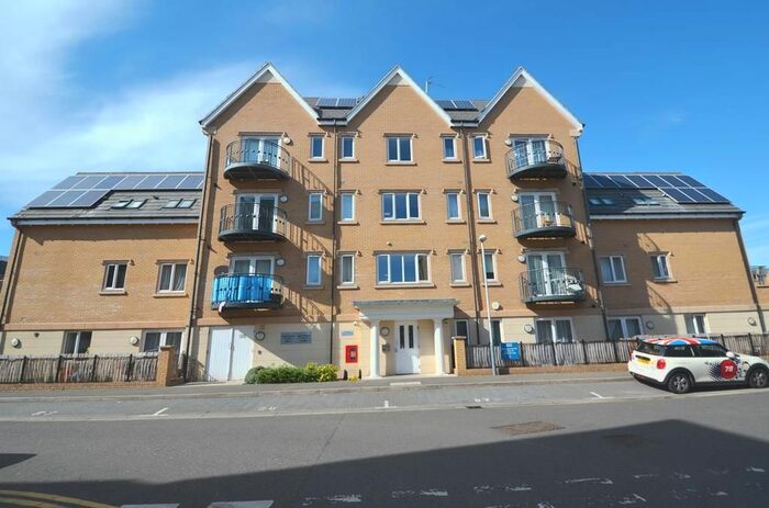 2 Bedroom Flat To Rent In Spa House, Varcoe Gardens, Hayes, UB3