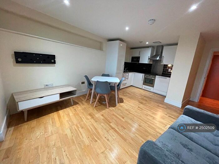 2 Bedroom Flat To Rent In Parkview Apartments, London, E14