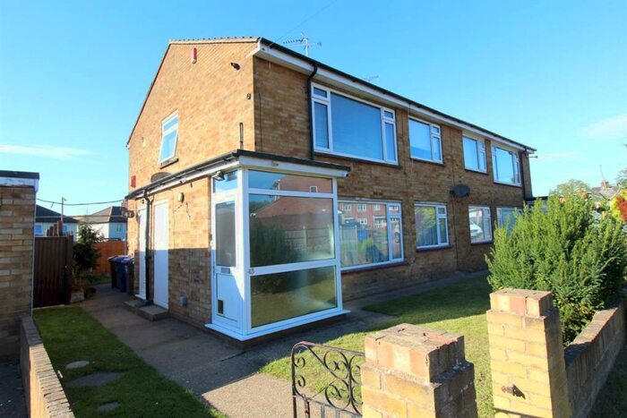 2 Bedroom Apartment To Rent In Dell Road, Grays, RM17