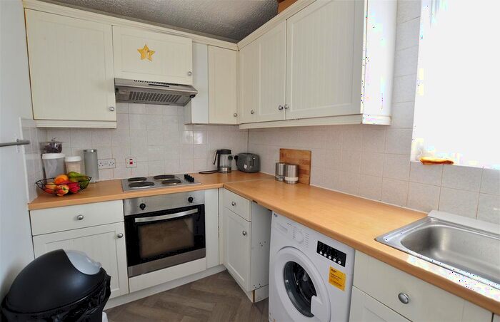 1 Bedroom Flat To Rent In Lake Avenue, Slough, SL1