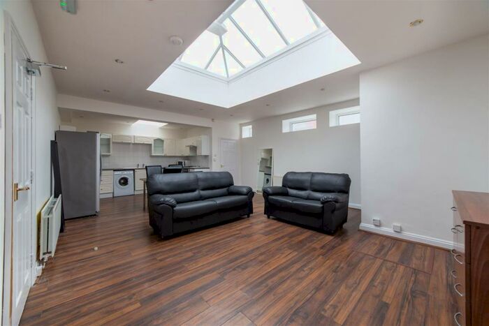 4 Bedroom Flat To Rent In **En-Suite Rooms** &#;pppw - Holly Avenue, Jesmond, NE2