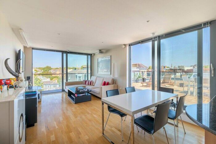 3 Bedroom Apartment To Rent In Fulham Road, Chelsea, SW10